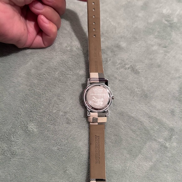 BURBERRY WATCH (10/10) - Picture 5 of 7